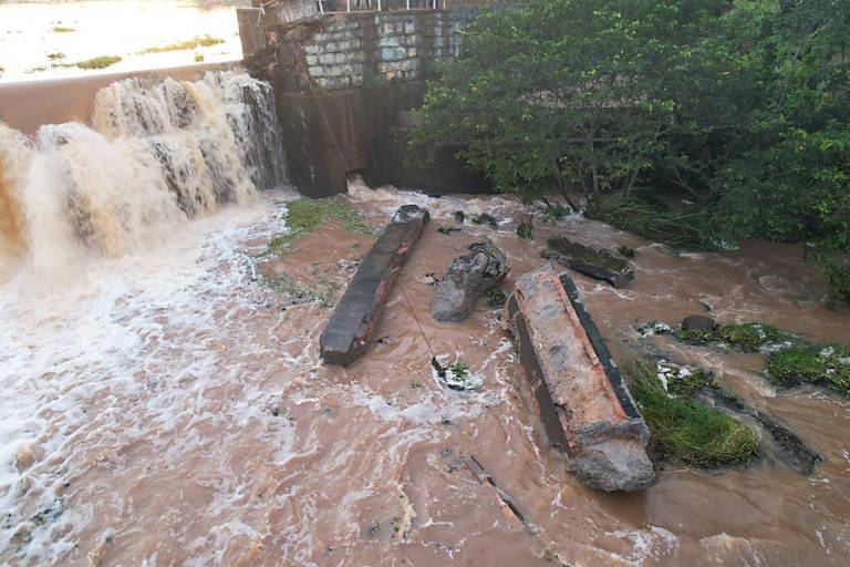 Barragem rompe parcialmente em Cosmópolis