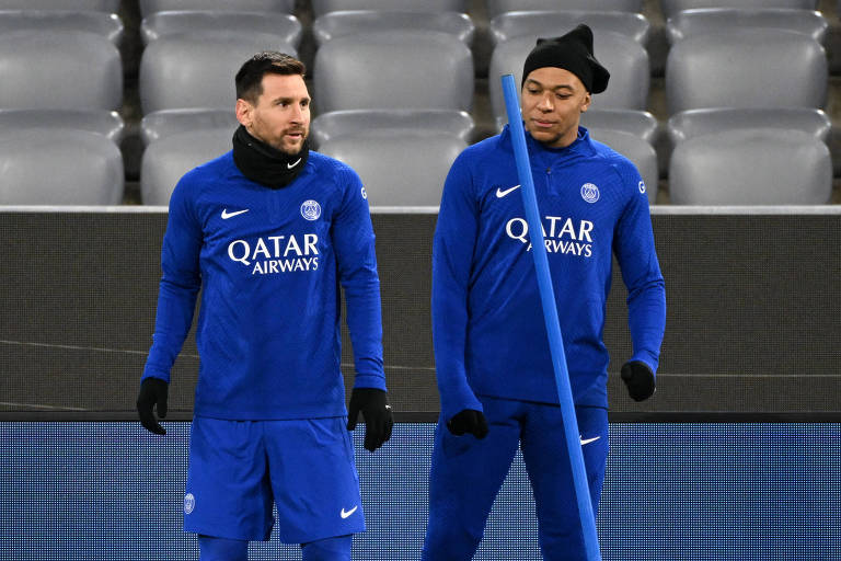 Messi, à esquerda na foto, e Mbappé. ambos vestindo uniforme azul, participam de treino do Paris Saint-Germain em Munique, na Alemanha