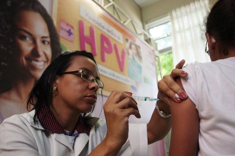 Jovem é vacinada contra o HPV. O melhor método de prevenção contra o vírus é a vacina