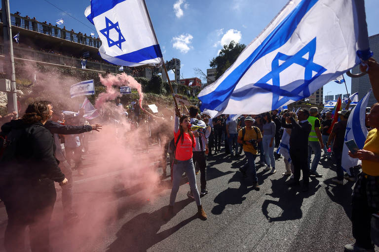 Em março, israelenses bloquearam rodovias contra reforma judicial