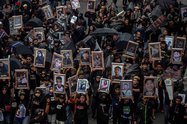 Familiares das vítimas da tragédia deixou 135 mortos protestam em frente à prefeitura da cidade de Malang