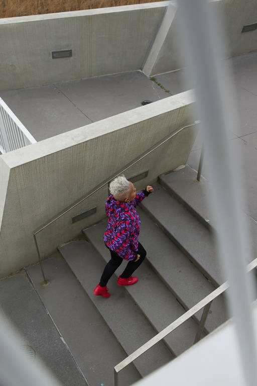 Diane se exercita subindo escadas, "Em dias em que não vou à academia ou dou os meus 10 mil passos, não me sinto tão bem", diz