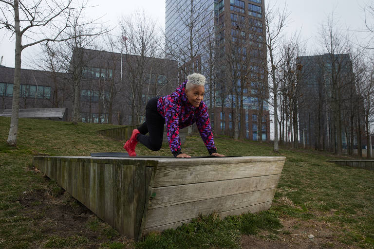 Diane faz exercícios na prancha, trazendo os joelhos para perto do corpo; uma boa maneira de melhorar a força do core