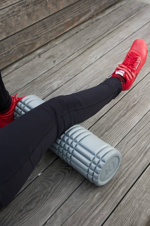 Diane usa o rolo de espuma para exercitar as pernas. O enfraquecimento de músculos e ossos pode começar a ocorrer antes do que se imagina, e exercícios podem ajudar idosos a combater isso 