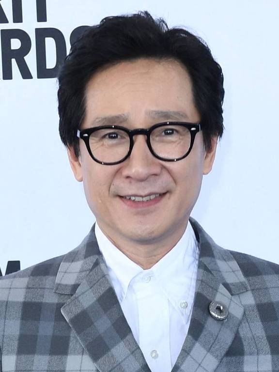 O ator americano-vietnamita Ke Huy Quan chega para a 38ª cerimônia anual do Film Independent Spirit Awards em Santa Monica, Califórnia