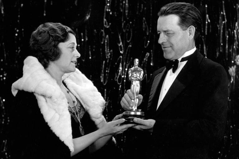 Frances Marion recebe o Oscar de melhor roteiro em 1931 por 'O Presídio'p