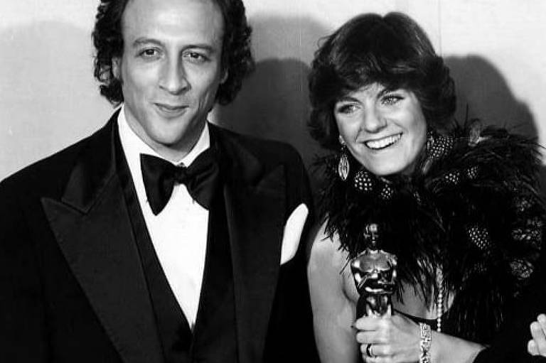Os produtores Julia Phillips e Michael Phillips com o Oscar de melhor filme por 'Golpe de Mestre', em 1974