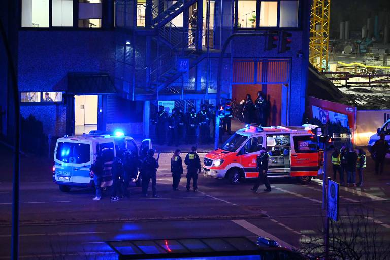 Policiais e socorristas em área próxima à região do ataque a tiros em Hamburgo, na Alemanha