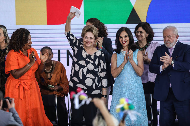 A ex-presidente Dilma Rousseff (PT) junto de Lu Alckmin, esposa do vice-presidente Geraldo Alckmin (PSB), e do presidente Luiz Inácio Lula da Silva (PT) em cerimônia de celebração do dia internacional das mulheres, no Palácio do Planalto