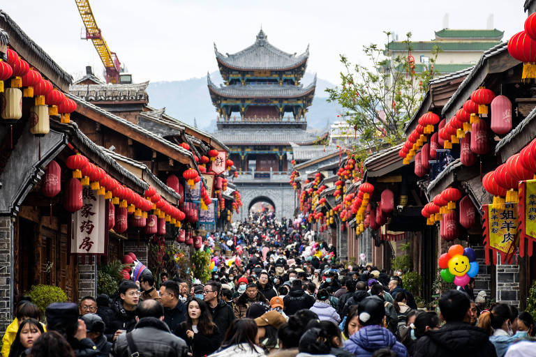 Chineses visitam a antiga cidade de Jianchang durante o Festival da Primavera em Xichang, no sudoeste da China
