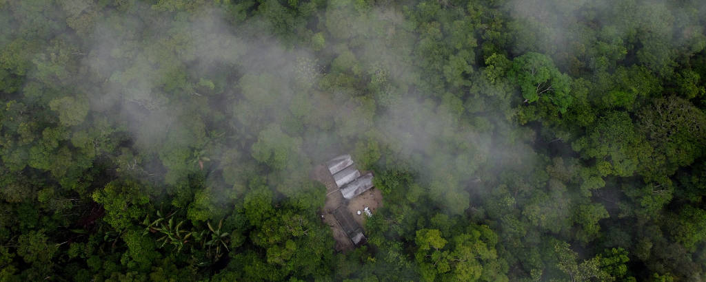 Vista aérea de acampamento no meio da floresta