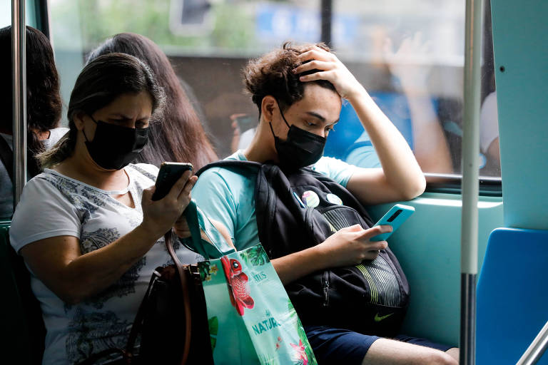 Usuários do metrô de máscaras na estação Santana, em São Paulo