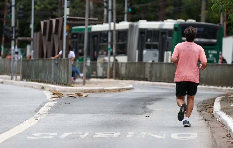 Praticantes de corrida de rua se arriscam em corredor de ônibus