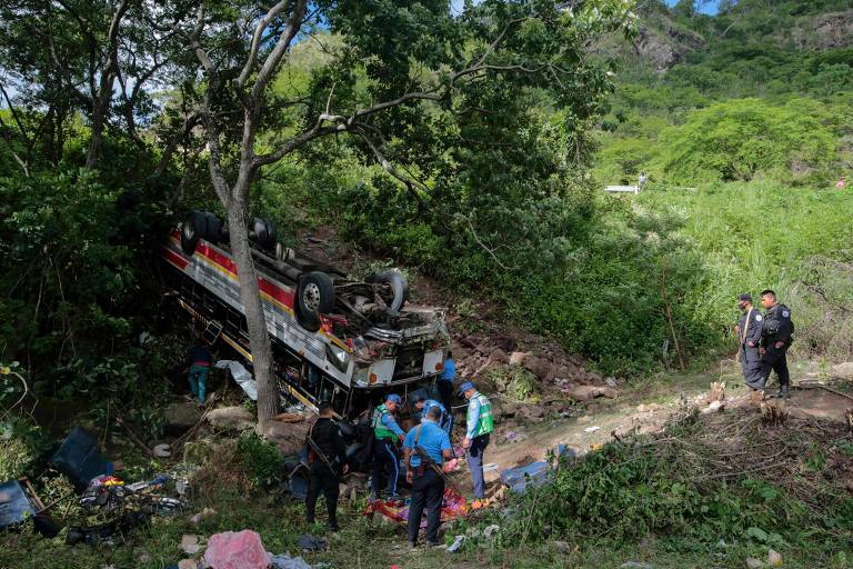 Policiais perto de ônibus que sofreu acidentes em Condega, na Nicarágua, e deixou ao menos 16 migrantes mortos