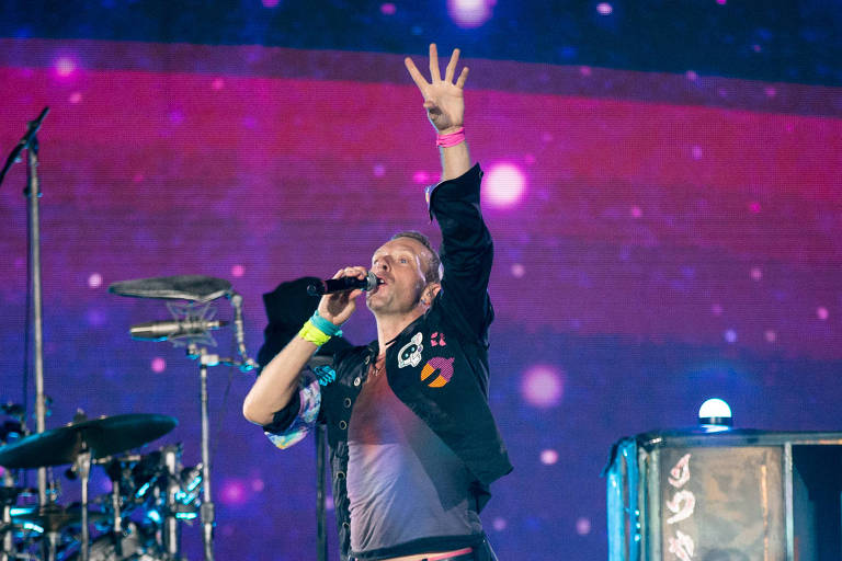 Coldplay recebe Seu Jorge em show de luz, cores e gritaria que abre maratona no Brasil