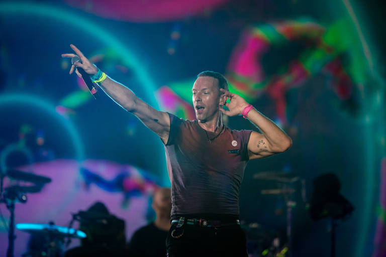 Chris Martin canta durante primeira apresentação da turnê 'Music of the Spheres',  no estádio do Morumbi, zona sul de São Paulo