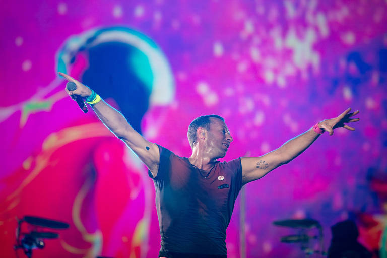 Coldplay canta 'Envolvidão' com Rael em seu último show da turnê em São Paulo