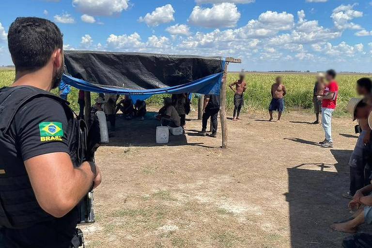 Uma operação conjunta entre Polícia Federal, Ministério Público do Trabalho e Gerência Regional do Trabalho resgatou, na tarde desta sexta-feira (10), 56 trabalhadores em condições análogas à escravidão em duas fazendas de arroz no interior de Uruguaiana (RS). Segundo dados da fiscalização do trabalho, este é o maior resgate já registrado na cidade. Os trabalhadores estavam em fazendas de arroz.