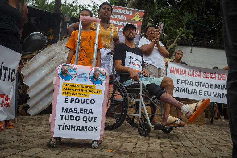 Moradores de São Sebastião fazem protesto após tragédia causada pelas chuvas