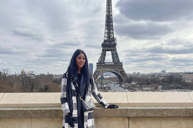 Camilla de Lucas na Torre Eiffel em Paris