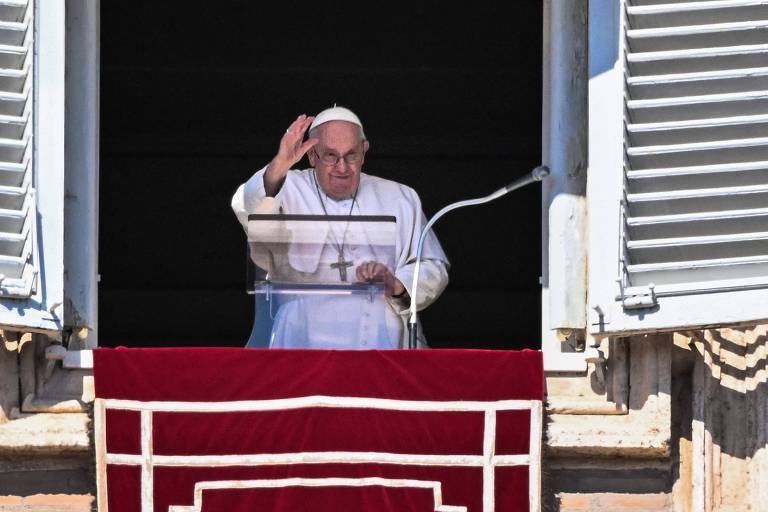 Papa Francisco acena da janela do palácio apostólico durante a oração semanal, no Vaticano
