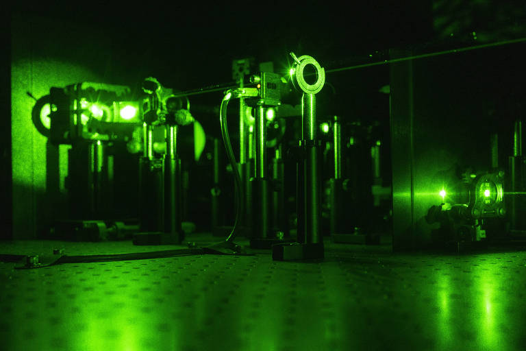 Espectroscopia a laser sendo utilizada para desencadear reações químicas em experimentos com supercondutividade à temperatura ambiente em laboratório da Universidade de Rochester, liderado por Ranga Dias, em Nova York
