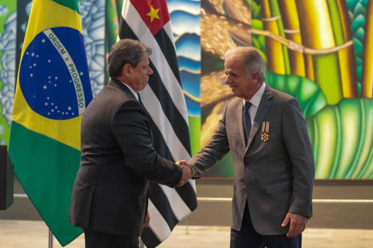 Tarcísio concede medalha a ministro de Lula por ação no litoral de SP
