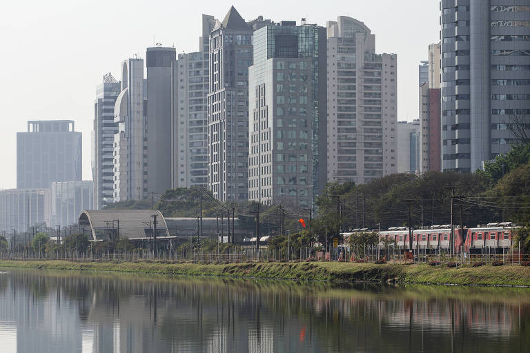 Prédios na via Marginal do rio Pinheiros, na zona sul da cidade de São Paulo

