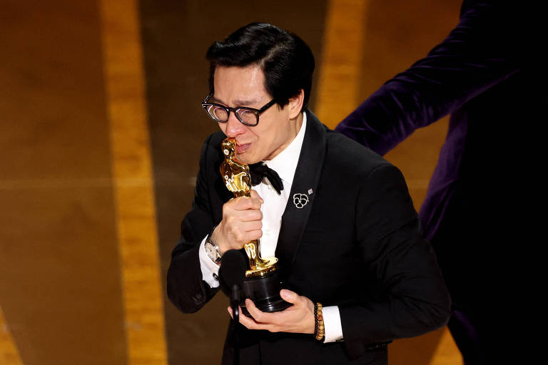 O ator Ke Huy Quan leva o Oscar de melhor ator coadjuvante