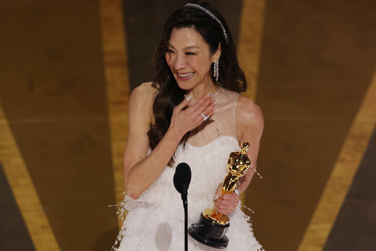 Michelle Yeoh confirma favoritismo, vence o Oscar de melhor atriz por "Tudo em Todo Lugar ao Mesmo Tempo" e se torna a primeira asiática a ganhar a estatueta na categoria
