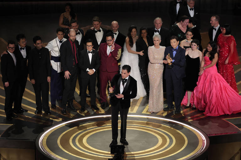O elenco e equipe de 'Tudo em Todo o Lugar ao Mesmo Tempo' recebe o Oscar de melhor filme
