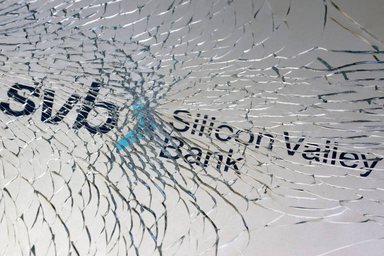 Ilustração com a logo do SVB sob um vidro trincado