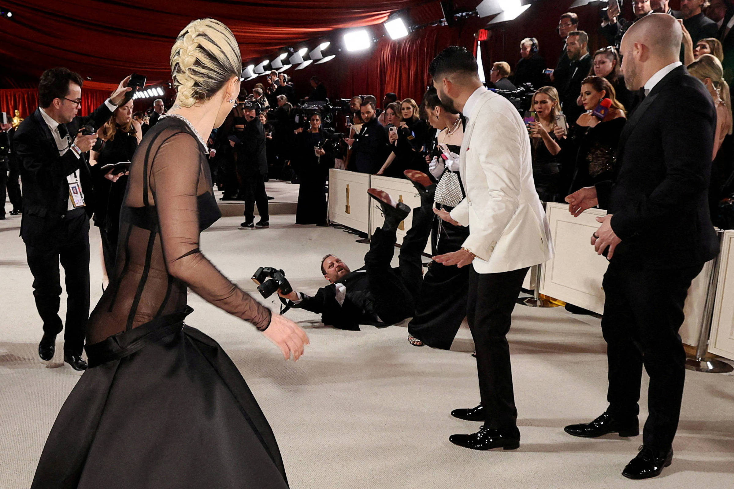Oscar 2023: Lady Gaga ajuda fotógrafo que caiu no 'tapete champanhe'; veja vídeo