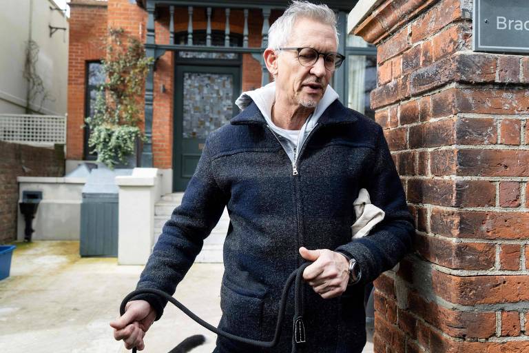 Gary Lineker deixa sua casa em Londres nesta segunda-feira (13) após anúncio de acordo com a BBC