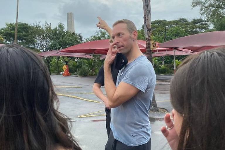 Chris Martin, do Coldplay, é visto curtindo bateria da USP