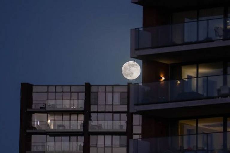 Lua em meio a prédios