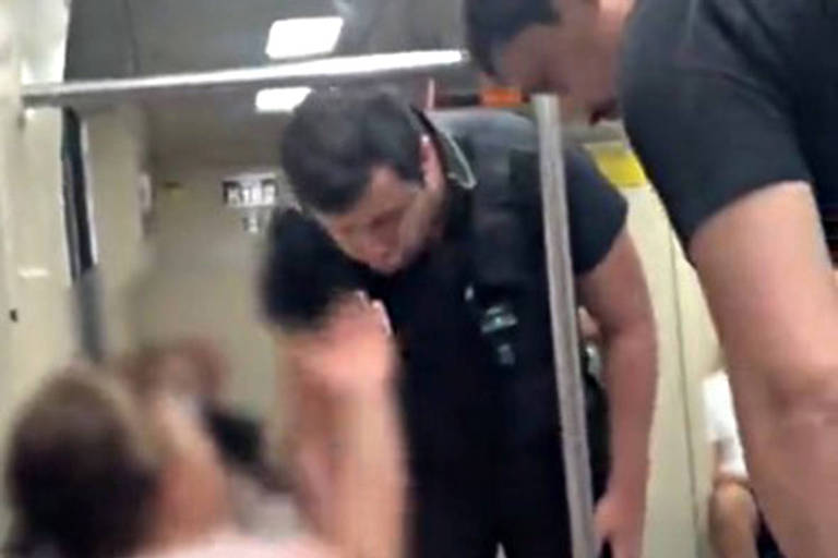 Mulher é retirada de vagão após ofender casal gay no metrô de SP