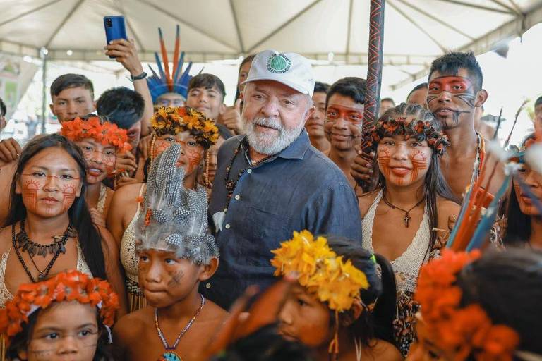 Lula cercado de jovens indígenas
