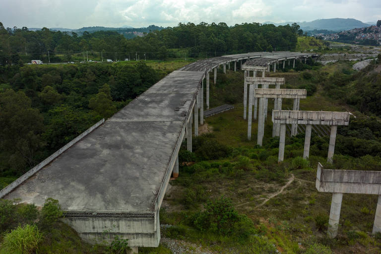 Obras inacabadas do trecho norte do Rodoanel, próximo à rodovia Fernão Dias, em São Paulo