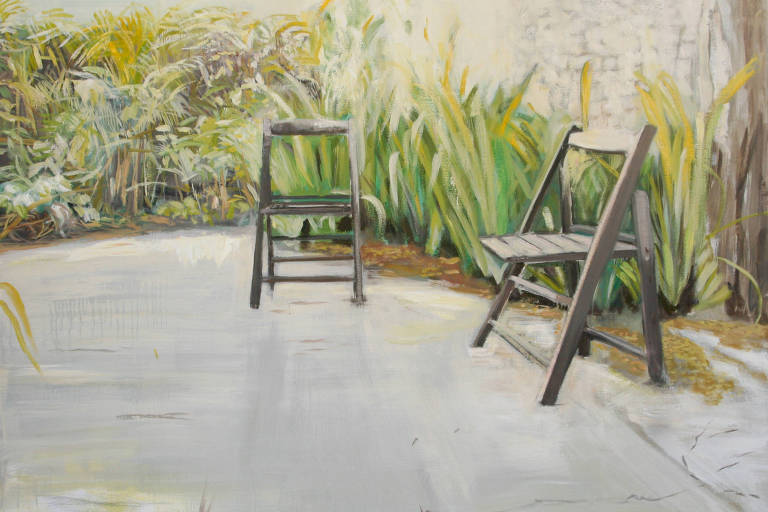 Pintura mostra duas cadeiras de madeira em um jardim