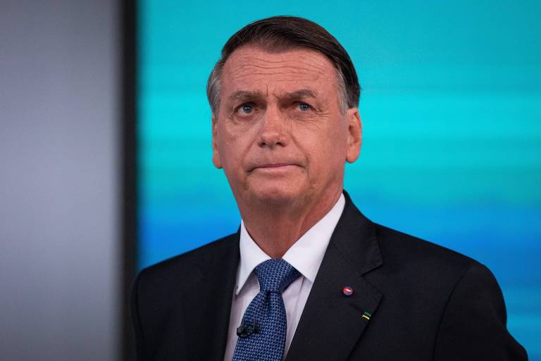 CGU manda ministério divulgar cartão de vacinação de Bolsonaro após apuração de fraudes