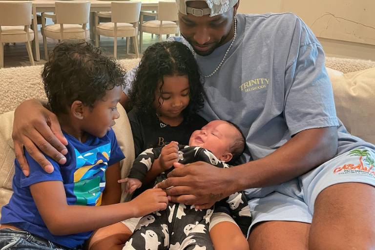 Tristan Thompson com os filhos - o bebê no colo ainda tinha o rosto desconhecido na mídia