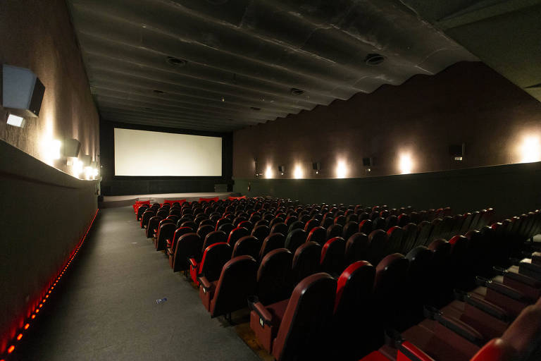 Cinema com poltronas vermelhas