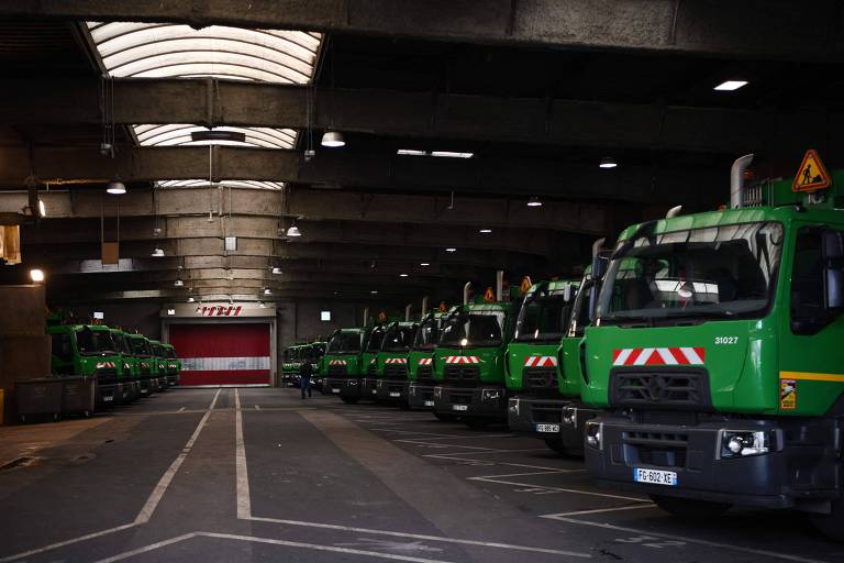 Caminhões de lixo estacionados em usina de incineração bloqueada pelos grevistas