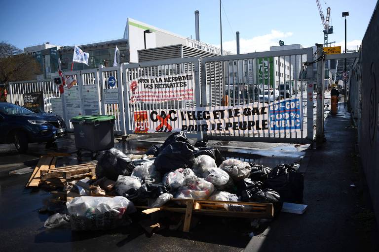 Pilhas de lixo ocupam a entrada da usina de incineração em Ivry-sur-Seine, bloqueada pelos grevistas