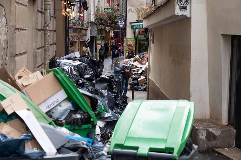 Lixo se acumula nas ruas de Paris após dez dias de greve de garis