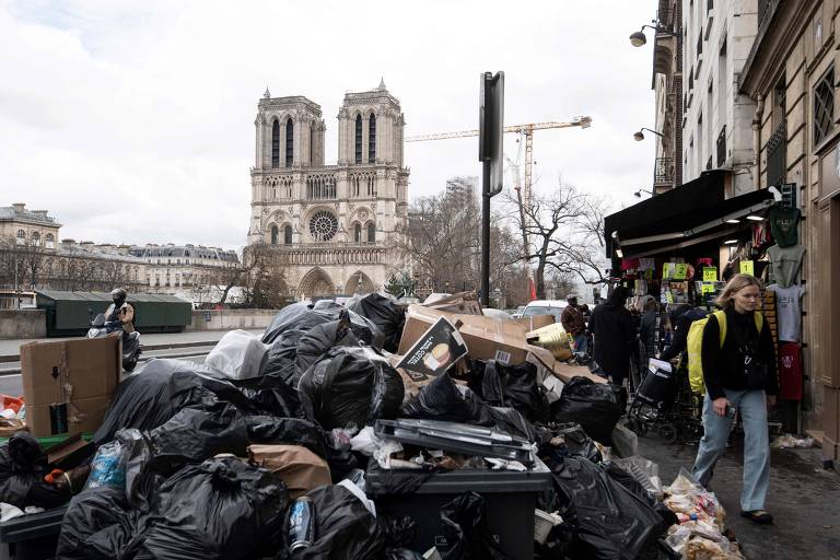 Lixo acumulado nos arredores da catedral de Notre-Dame, em Paris