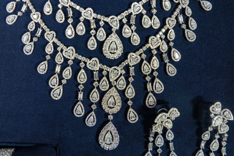 Detalhe do colcar, com pingentes cravejados com diamantes