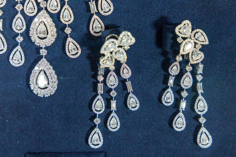 Detalhe dos brincos, também com pingentes de diamantes