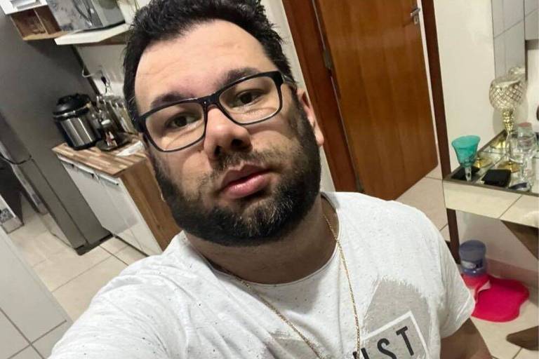 selfie de um homem branco de óculos e camisa branca